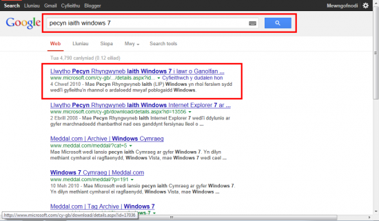 Mae’n digon hawdd dod o hyd i’r pecyn iaith wrth chwilio ar-lein.